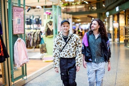 Dos amigas comprando en Bikini Berlin
