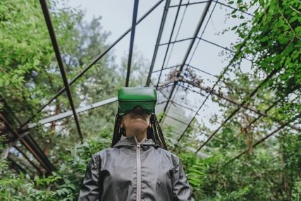 Frau mit VR Brille im Gewächshaus