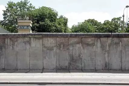 Berliner Mauer, nach 1989 mit DDR-Wachturm