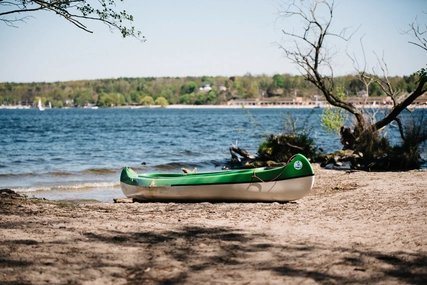 Vista del Wannsee con kayak en la playa en la ruta Wannsee-Babelsberg