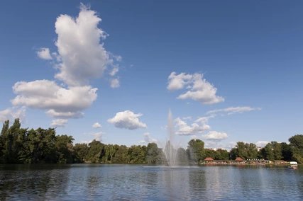 Die Fontäne vor dem Strandband Weißensee