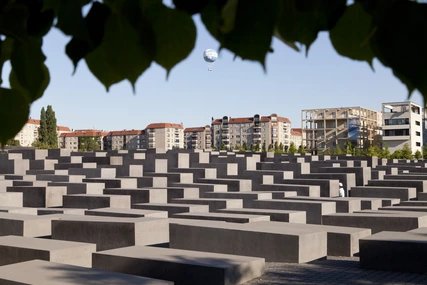 Holocaust-Mahnmal in Berlin vor blauem Himmel