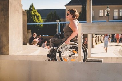 Menschen mit Gehbehinderung auf der Museumsinsel in Berlin unterwegs