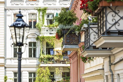 Grün bepflanzte Balkone in Kreuzberg