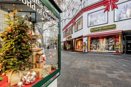 Käthe Wohlfahrt Schaufenster außen weihnachtliche Dekoration und Geschenke