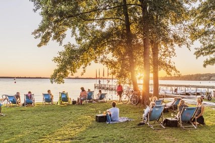 Entspannte Atmosphäre auf Liegestühlen am Berliner Müggelsee bei Sonnenuntergang