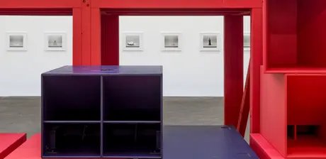 Ausstellungsansicht “Museum in Bewegung. Eine Sammlung für das 21. Jahrhundert”, abgebildet: Cevdet Erek, Bergama Stereo – Berlin Fragment, 2019-2024 und: Ricarda Roggan, Apokryphen, 2013-2019,2024 erworben durch die Stiftung der Freunde der Natio...