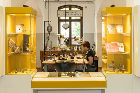 Am Goldschmiedetisch werden die einzelnen Schmuckteile in Handarbeit montiert. Dabei wird gesägt, geschnitten, gebohrt, gefeilt und gelötet.