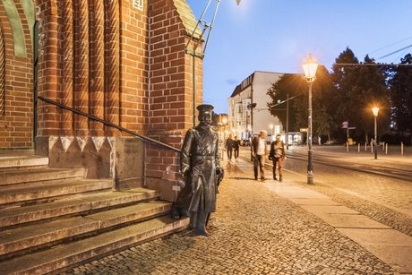 Platz vor dem Rathaus Köpenick mit der Skulptur "Der Hauptmann von Köpenick"