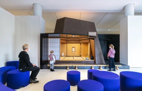 Besucher vor dem Teehaus im Modul Kunst und Kult. Sakrale Kunst in China und Japan des Museums für Asiatische Kunst im Humboldt Forum