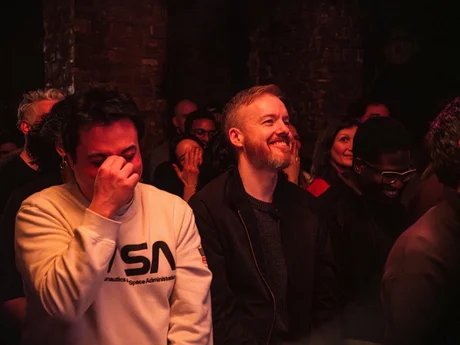 Das Publikum lacht und genießt die Show