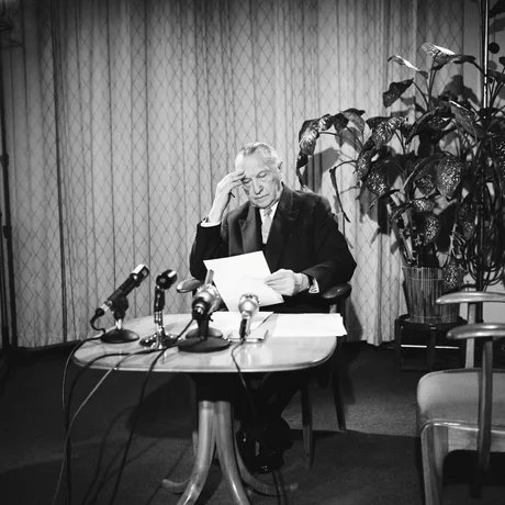 Bundeskanzler Konrad Adenauer bereitet sich im Palais Schaumburg auf eine Rundfunk- und Fernsehansprache anlässlich seiner Kandidatur zum Bundespräsidenten vor