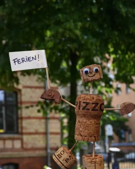 Mit Korkmännchen basteln sich die Kinder durch die Geschichte der Straßennamen.
