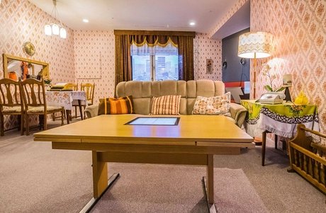 Wohnzimmer der originalgetreuen Plattenbauwohnung