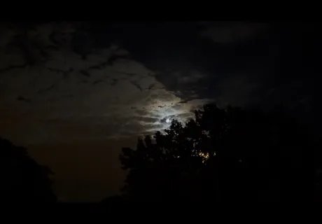 The moon captured during Yara Mekawei and Amir Rezk’s listening session, Moon Meat Lyrical (2026). Foto: Qu Chang