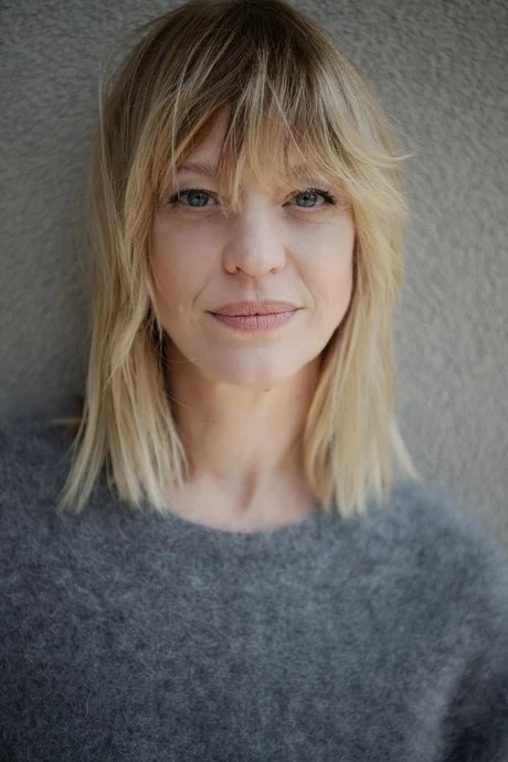 Porträt von Heike Makatsch in grauem Pulli. © Linda Rosa Saal