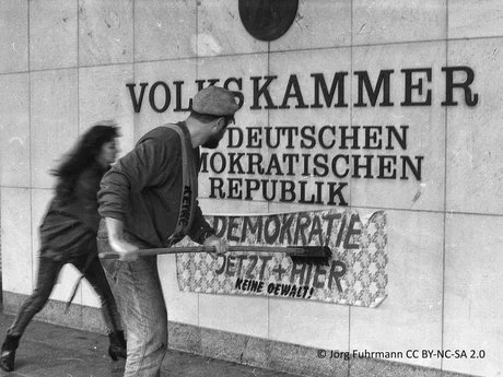 "Neue Tapeten" für die Volkskammer der DDR.