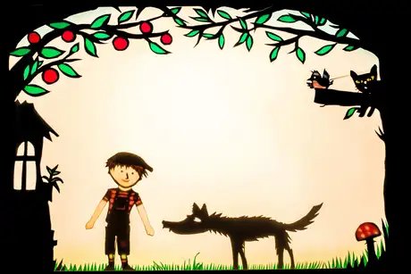 Theater Scuraluna mit dem farbigen Schattenspiel „Peter und der Wolf“