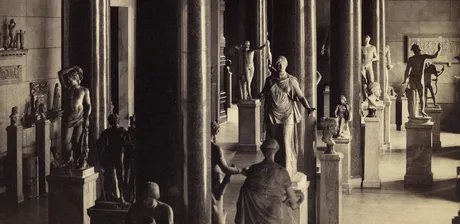 Historische Aufnahme der Antikensammlung im Alten Museum, mit der Statue der Artemis Colonna, ca. 1906/1907