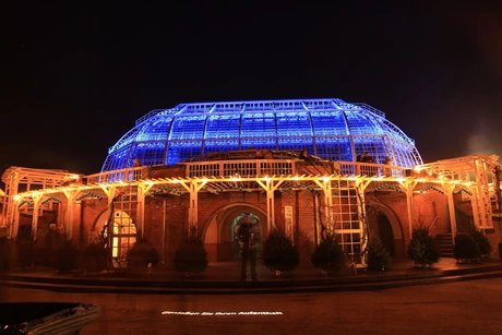 Invernadero iluminado en el Jardín de Navidad del Jardín Botánico de Berlín