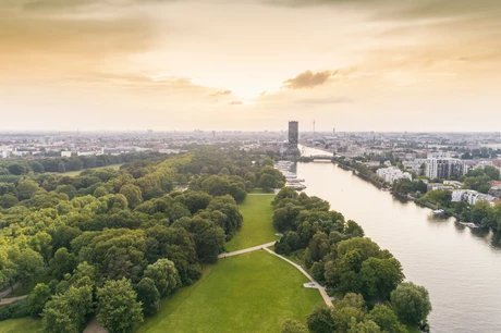 Skyline Berlin mit Treptower Park 