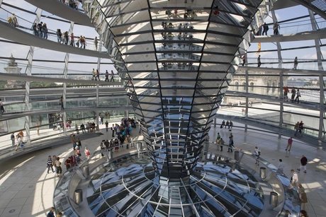 Voir dans le dôme de verre du Reichstag à Berlin