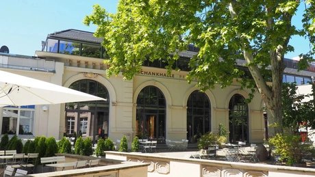 Schankhalle Pfefferberg – Fassade und Biergarten im Sommer