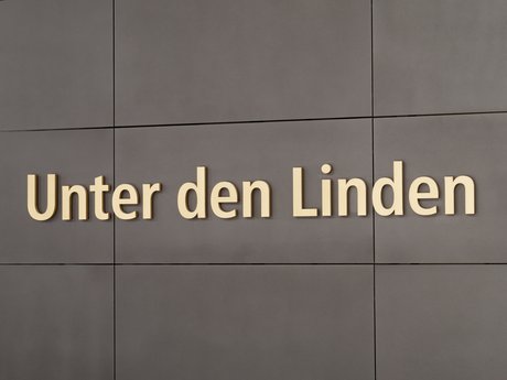 Schriftzug der U-Bahn-Station Unter den Linden der Linie U5