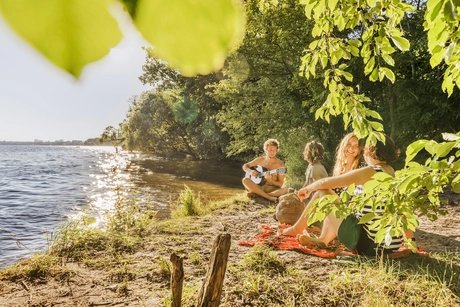 Sommerstimmung: Jugendliche am Strand am Müggelsee in Berlin