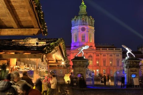 Mercatino di Natale davanti al Palazzo di Charlottenburg a Berlino