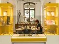 Am Goldschmiedetisch werden die einzelnen Schmuckteile in Handarbeit montiert. Dabei wird gesägt, geschnitten, gebohrt, gefeilt und gelötet. Am Goldschmiedetisch werden die einzelnen Schmuckteile in Handarbeit montiert. Dabei wird gesägt, geschnitten, gebohrt, gefeilt und gelötet.