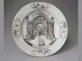 Teller mit Hochzeitsallegorie und Handelsschiff, China, Jingdezhen und Guangzhou, Qing-Dynastie, Qianlong-Ära, um 1740/50, Porzellan mit Aufglasurmalerei in Schwarz, Eisenrot und Gold Teller mit Hochzeitsallegorie und Handelsschiff, China, Jingdezhen und Guangzhou, Qing-Dynastie, Qianlong-Ära, um 1740/50, Porzellan mit Aufglasurmalerei in Schwarz, Eisenrot und Gold