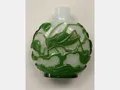 Snuffbottle (Schnupftabakflakon) mit Grille, China, Qing-Dynastie, 18./19. Jahrhundert, Glas mit grünem Überfang Snuffbottle (Schnupftabakflakon) mit Grille, China, Qing-Dynastie, 18./19. Jahrhundert, Glas mit grünem Überfang
