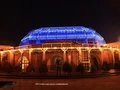 Invernadero iluminado en el Jardín de Navidad del Jardín Botánico de Berlín