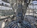 Voir dans le dôme de verre du Reichstag à Berlin