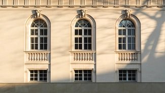 Die Wand eines Charité-Gebäudes