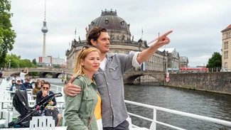 Ein Paar auf einer Schiffstour mit der Reederei Winkler in Berlin