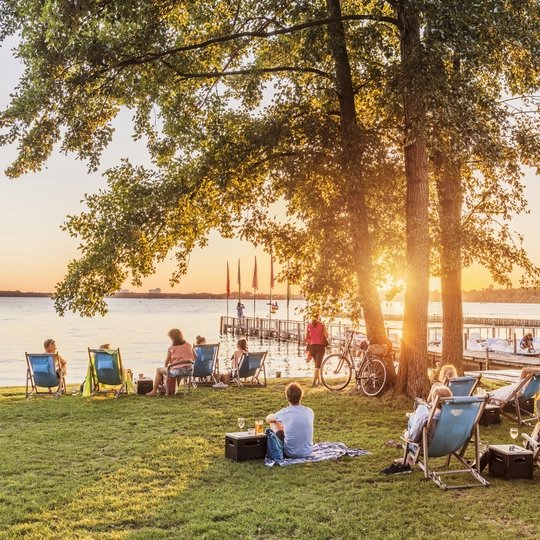 Atmosfera rilassata sulle sedie a sdraio al Müggelsee di Berlino al tramonto
