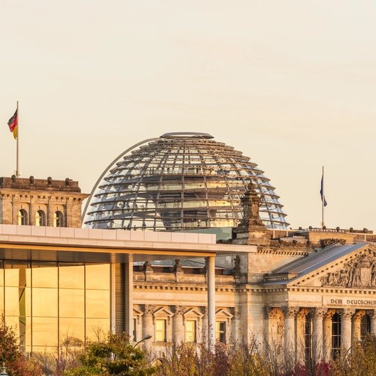 Le dôme du Reichstag de Berlin vu dans une lumière chaude
