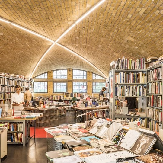  Buchhandlung Bücherbogen an Savignyplatz in Berlin