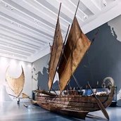 Ausstellungsansicht des Moduls "Ozeanien: Mensch und Meer. Ein Meer von Inseln" des Ethnologischen Museums im Humboldt Forum