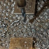Die Bohrmaschine in der Historischen Werkstatt wird von einer Dampfmaschine über Lederriemen und eine Transmissionswelle angetrieben.