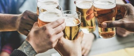 Freunde stoßen im Biergarten an