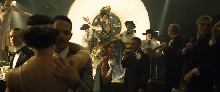 Filmserie Babylon Berlin - Ilja Tretschkow (TIM FISCHER) im Holländer