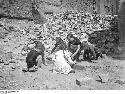 Berliner Kinder spielen in Kriegsruinen