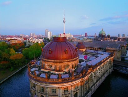 Cúpula del Bode-Museum en la parte norte de la Isla de los Museos
