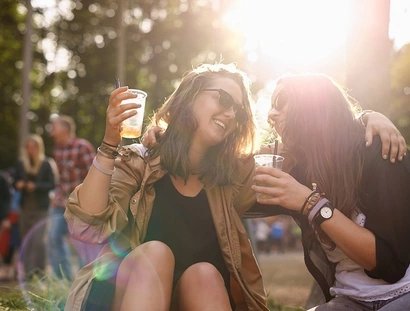 junge Mädchen auf Musikfestival