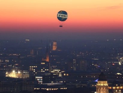 Atracción de Berlín "Air Service Berlin" con la puesta de sol