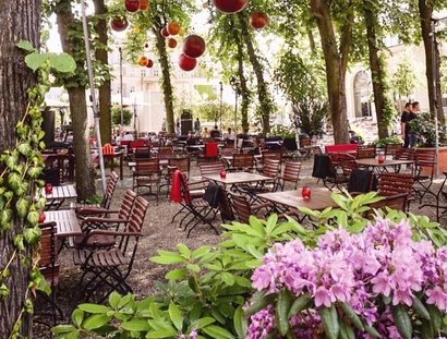 Sommerlicher Biergarten auf dem Pfefferberg mit Lampions
