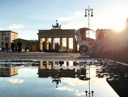 La Puerta de Brandenburgo en Berlín reflejada en un charco